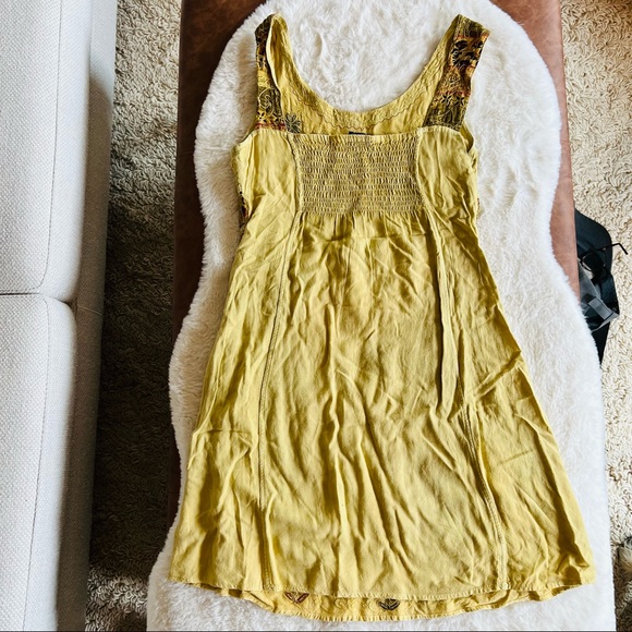 Embroidered Celtic dress - Picture 2 of 4